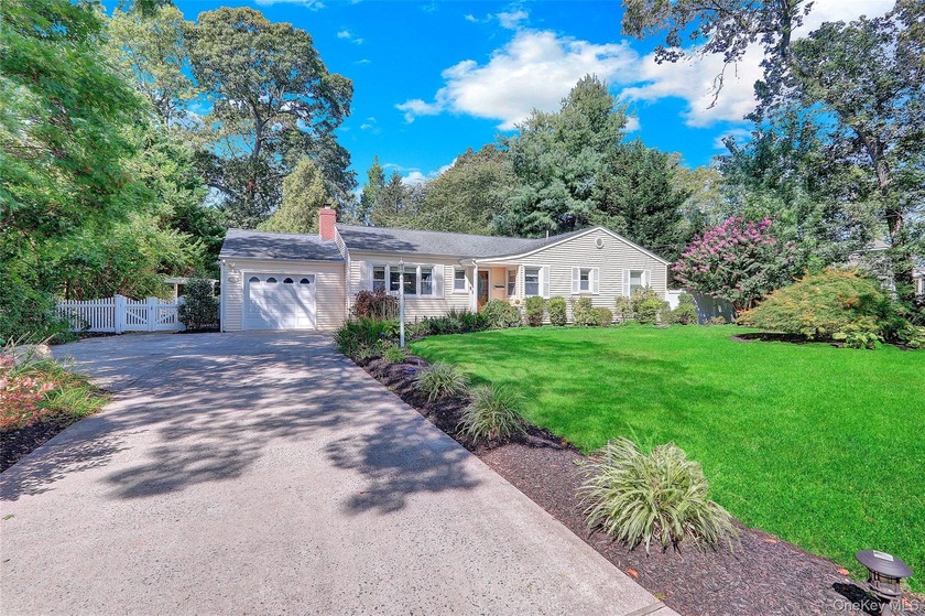 555 Ackerson Blvd in Brightwaters NY is a beautifully maintained - Beach Home for sale in Brightwaters, New York on Beachhouse.com