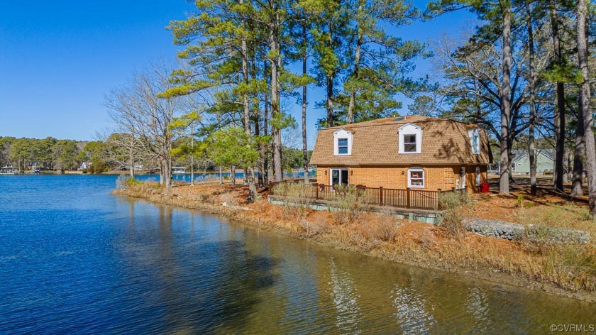 Bring the boat and head out the East River to Mobjack and - Beach Home for sale in Mathews, Virginia on Beachhouse.com