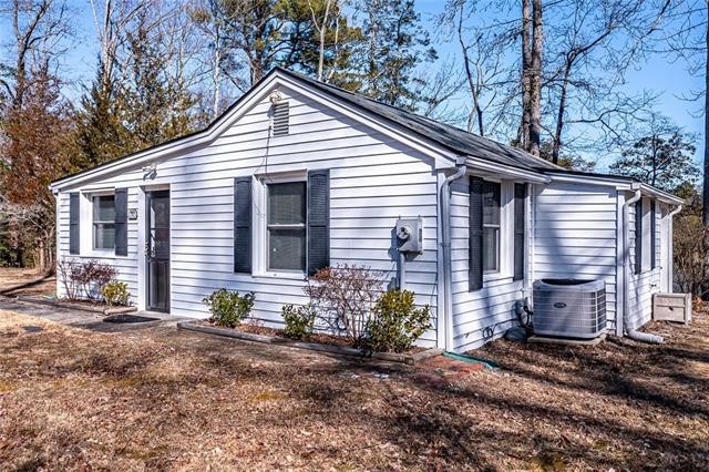 Overlooking beautiful and tranquil Greenvale Creek, this petite - Beach Home for sale in Lancaster, Virginia on Beachhouse.com