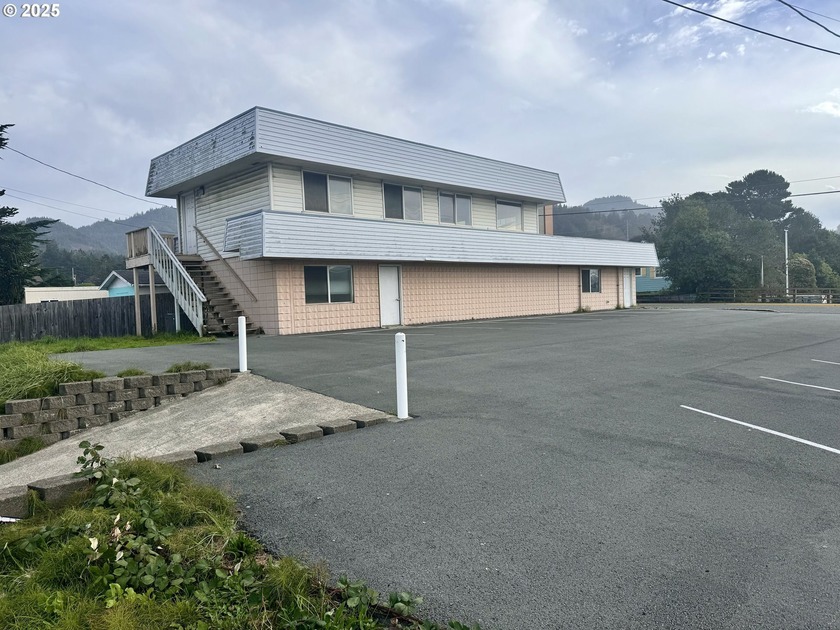 RARE LIVE WORK OPPORTUNITY, 2 bedroom apartment upstairs with - Beach Commercial for sale in Gold Beach, Oregon on Beachhouse.com