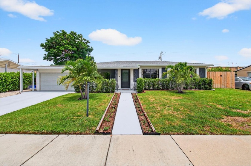 Move right into this beautifully updated home in Lake Osborne! - Beach Home for sale in Lake Worth Beach, Florida on Beachhouse.com