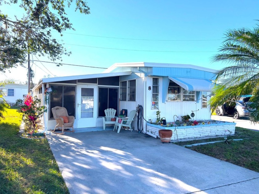 Welcome to your cozy retreat in Coach House Mobile Home Park - Beach Home for sale in Palmetto, Florida on Beachhouse.com