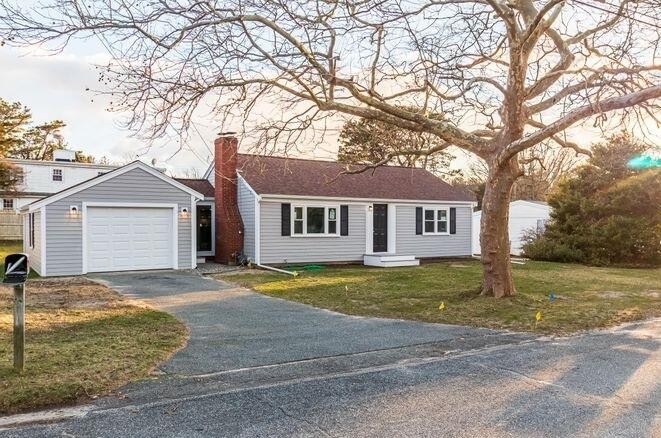 Come in and be charmed by this open concept residence and its - Beach Home for sale in Hyannis, Massachusetts on Beachhouse.com