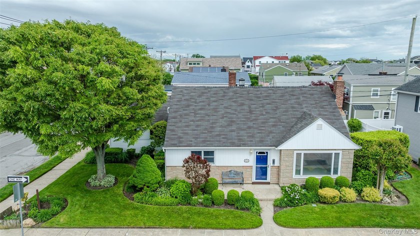 Nestled in the highly desirable Canals section of Long Beach - Beach Home for sale in Long Beach, New York on Beachhouse.com