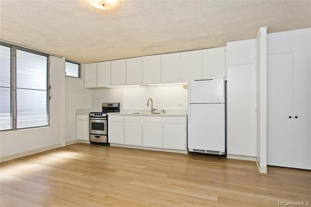 $50K PRICE IMPROVEMENT!!  Bright and breezy, penthouse unit in - Beach Condo for sale in Honolulu, Hawaii on Beachhouse.com
