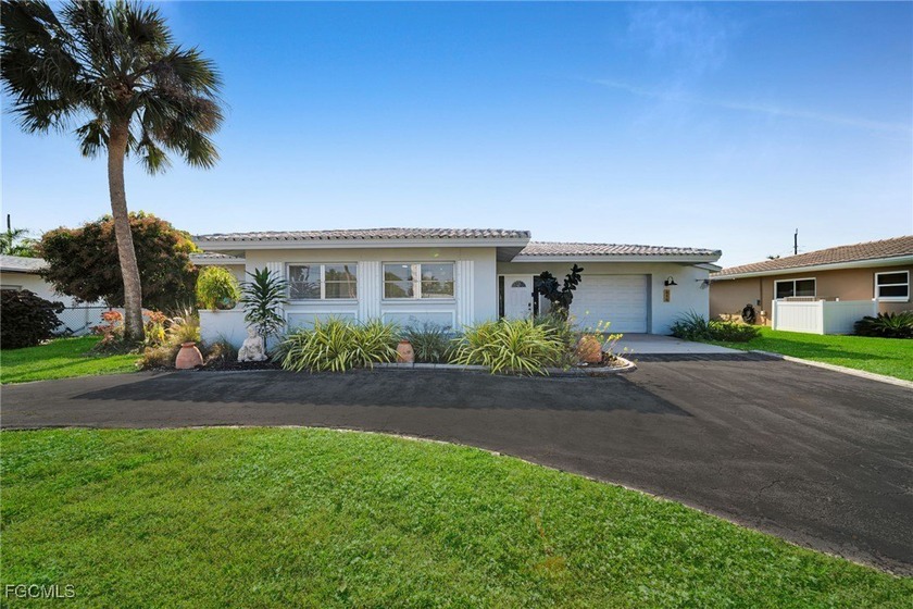 READY TO MOVE IN ! This charming 2-bedroom, 2-bath home won't - Beach Home for sale in Cape Coral, Florida on Beachhouse.com