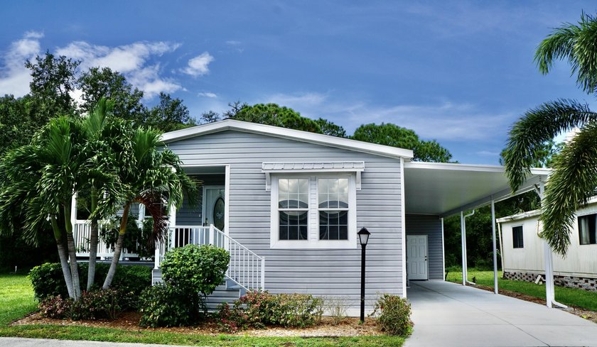 Shows like brand new. This 2018 Fleetwood home features an open - Beach Home for sale in Vero Beach, Florida on Beachhouse.com