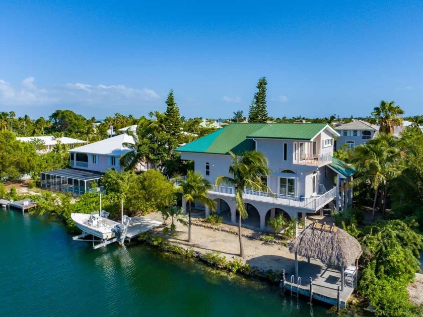 Masterfully appointed 3 Bedroom 2 Bathroom beauty with - Beach Home for sale in Sugarloaf Key, Florida on Beachhouse.com
