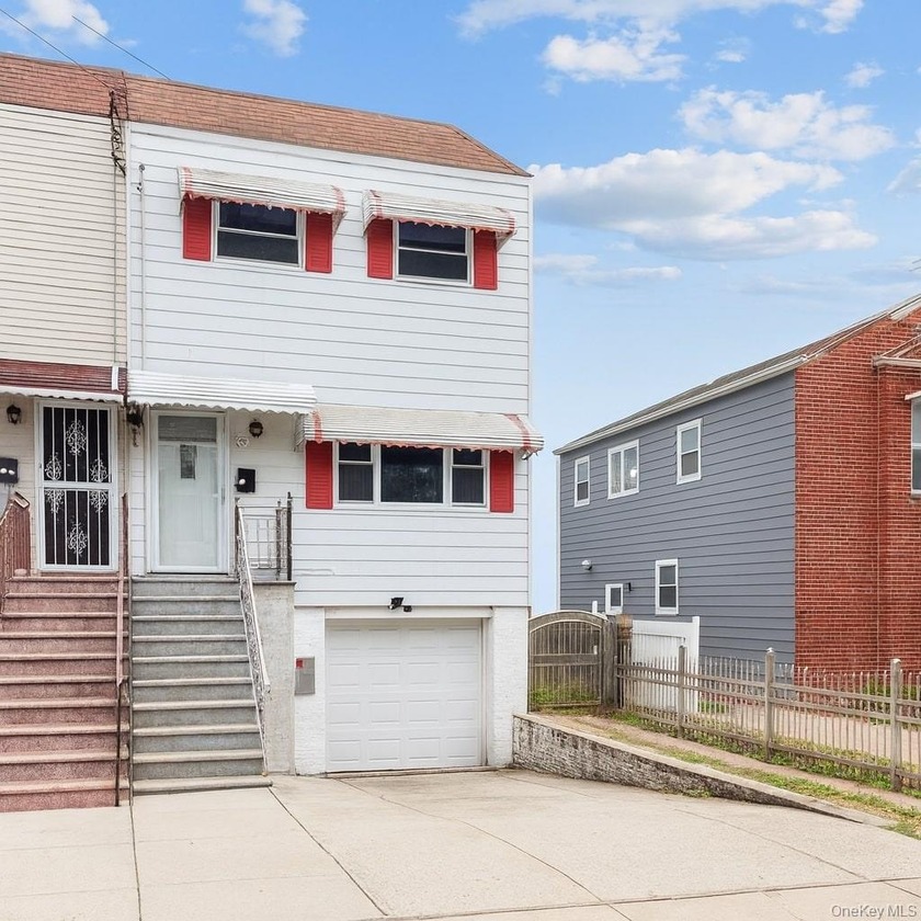 JUST LISTED! MOVE-IN READY 3 BEDROOM, 1.5 BATH SINGLE-FAMILY - Beach Home for sale in Bronx, New York on Beachhouse.com