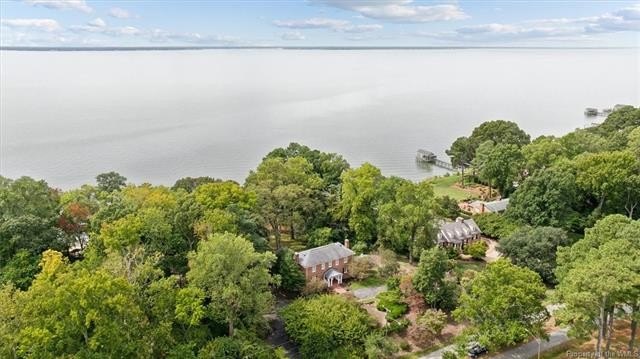 Welcome to Warwick Hall, a prominent James River estate on just - Beach Home for sale in Newport News, Virginia on Beachhouse.com