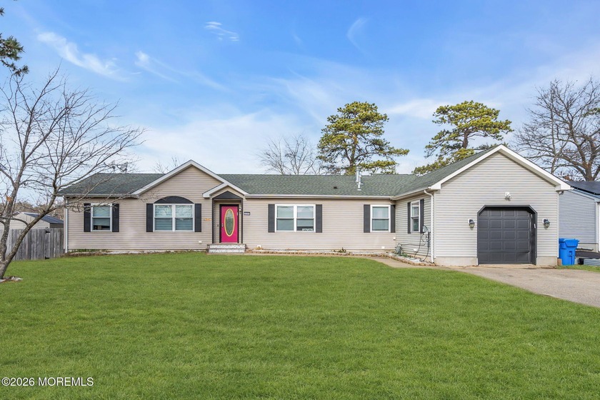 Welcome to this expanded 4 bed 2 bath well kept and upgraded - Beach Home for sale in Toms River, New Jersey on Beachhouse.com