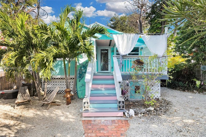 Tropical Paradise with Artistic Flair! Tropical home w/new metal - Beach Home for sale in Key Largo, Florida on Beachhouse.com