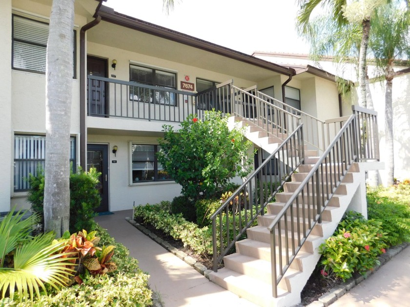 2 bedroom, 2 bath second floor unit with view of lake. Eat in - Beach Condo for sale in Lake Worth, Florida on Beachhouse.com