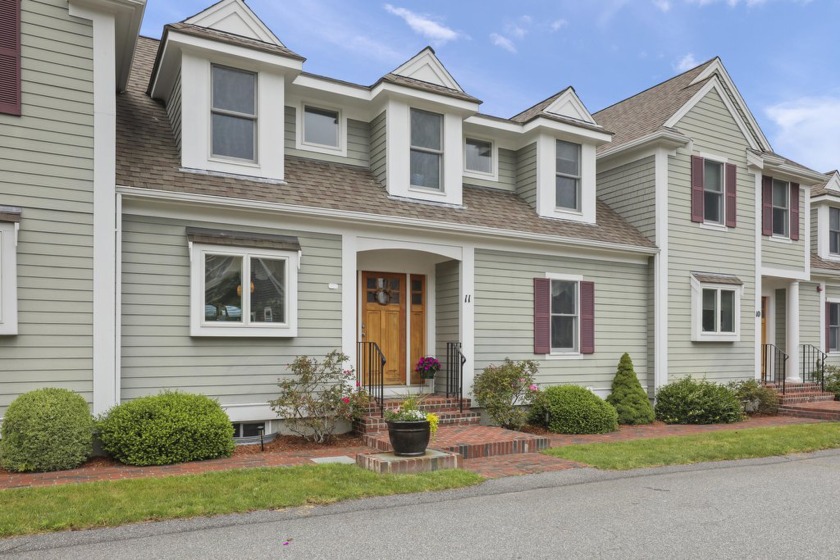 Beautifully maintained and lightly used 3 bed, 2.5 bath condo is - Beach Condo for sale in Falmouth, Massachusetts on Beachhouse.com