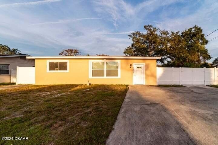 Beautiful 3-bed, 2-bath home in sunny Daytona Beach! This - Beach Home for sale in Daytona Beach, Florida on Beachhouse.com