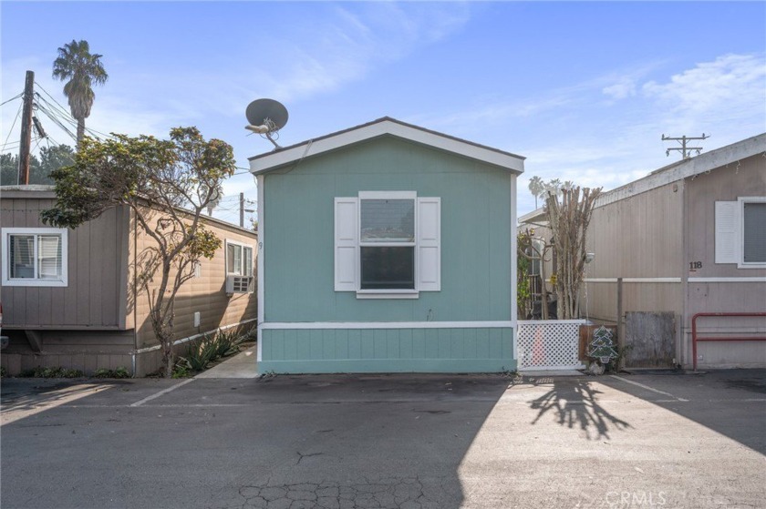 Welcome to 400 E Arbor St, Spc 9! This beautifully updated - Beach Home for sale in Long Beach, California on Beachhouse.com