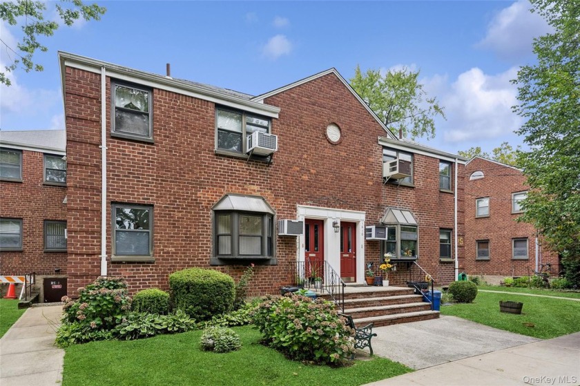 ***WELCOME HOME*** Desirable Upper Corner Apartment With Extra - Beach Home for sale in Whitestone, New York on Beachhouse.com