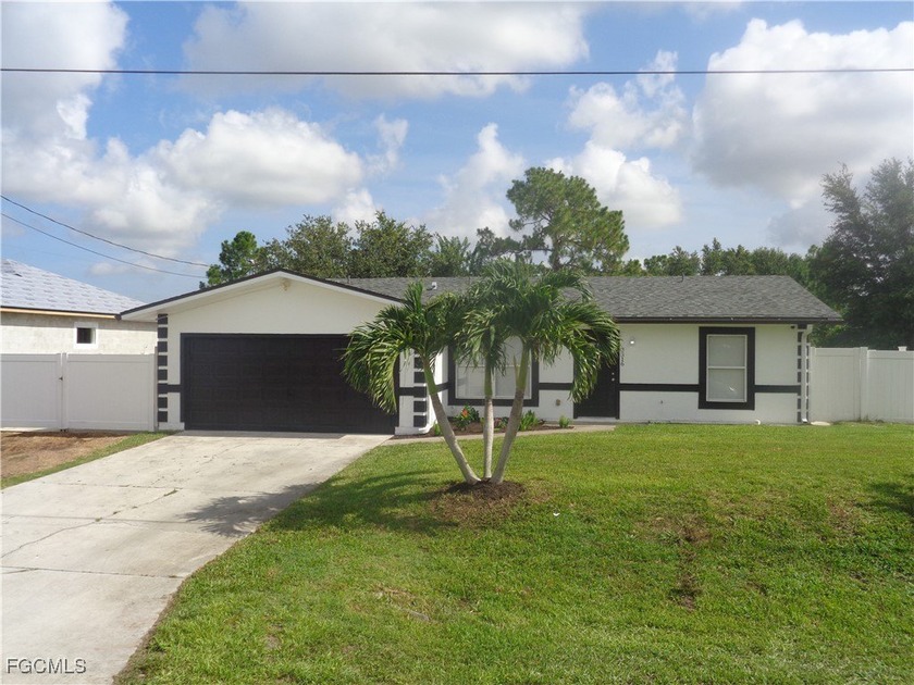 FANTASTIC INVESTMENT OPPORTUNITY; 3 BED / 2 BATH HOUSE PLUS 2 - Beach Home for sale in Lehigh Acres, Florida on Beachhouse.com