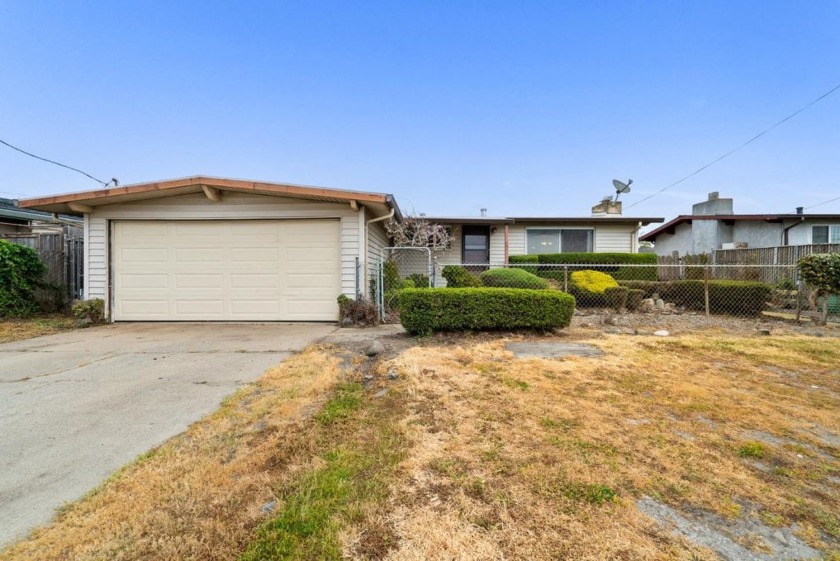 Opportunity knocks at 11 Struve Road! Set on a generous parcel - Beach Home for sale in Moss Landing, California on Beachhouse.com