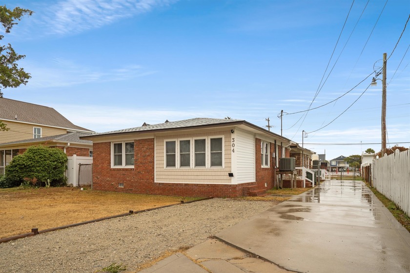 Located in the heart of the sought-after Cherry Grove section of - Beach Townhome/Townhouse for sale in North Myrtle Beach, South Carolina on Beachhouse.com