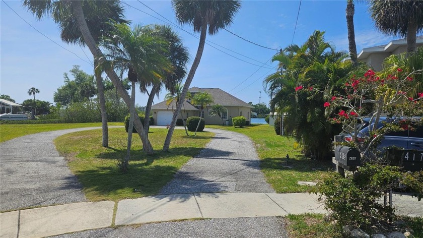LOCATION LOCATION. Rare Donna Bay Main Frontage. Over 1/2 acre - Beach Home for sale in Nokomis, Florida on Beachhouse.com