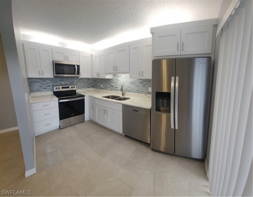 Welcome home!   This gorgeous 2-bedroom townhouse has a new - Beach Townhome/Townhouse for sale in Fort Myers, Florida on Beachhouse.com