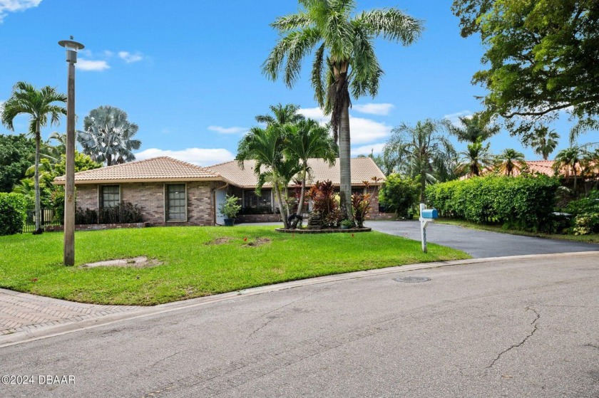 Beautiful home on a large corner lot with a peaceful waterfront - Beach Home for sale in Coral Springs, Florida on Beachhouse.com