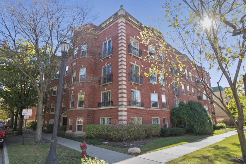 BEACH LOVERS! Spectacular top floor corner unit flooded with - Beach Home for sale in Evanston, Illinois on Beachhouse.com