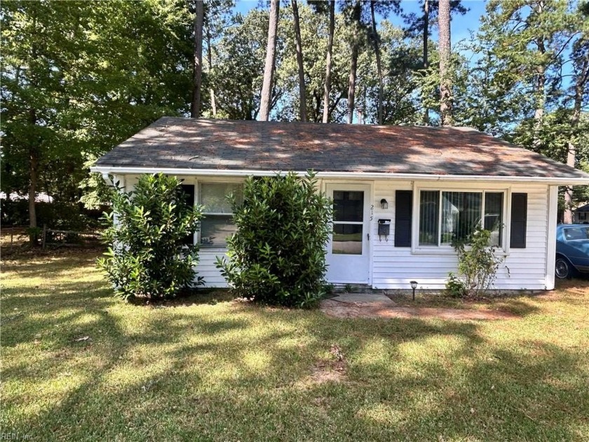 This delightful 3 bedroom, 2 bath detached home offers the - Beach Home for sale in Hampton, Virginia on Beachhouse.com
