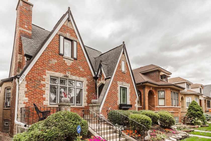 INCREDIBLE PRICE!  INCREDIBLE SOUTH EDGEBROOK - IN THE JEFFERSON - Beach Home for sale in Chicago, Illinois on Beachhouse.com