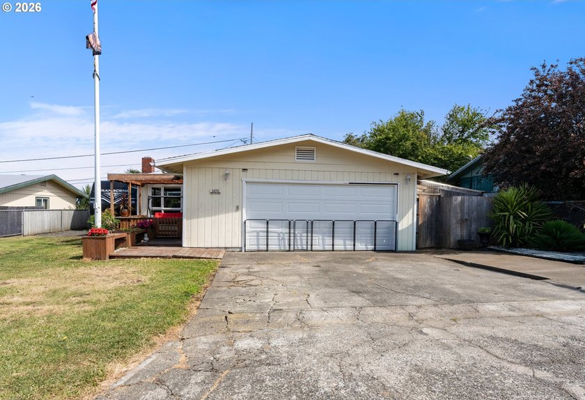 Tastefully updated single-level home in the heart of Coos Bay! - Beach Home for sale in Coos Bay, Oregon on Beachhouse.com