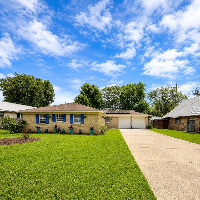 Beautifully updated 4-bedroom, 2-bath home features a new HVAC - Beach Home for sale in Fort Walton Beach, Florida on Beachhouse.com