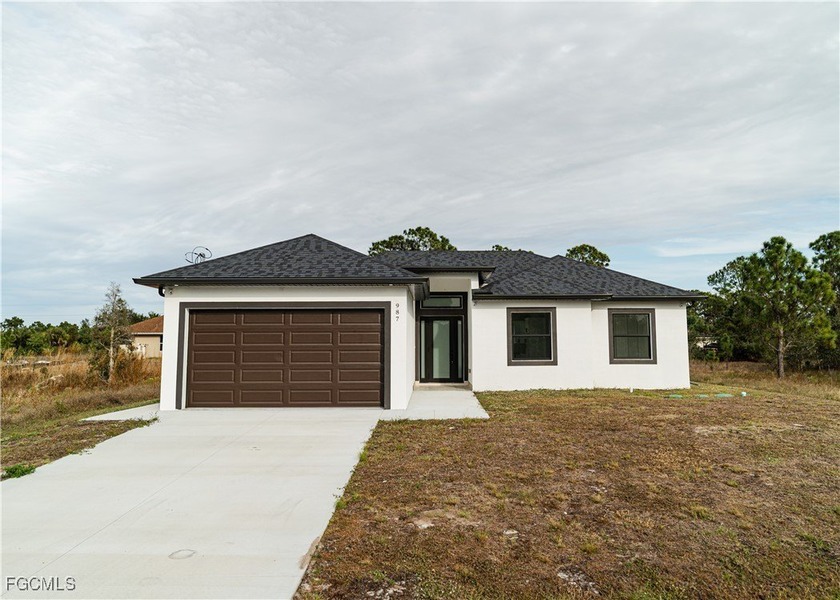 Beautiful new construction in Lehigh Acres featuring 3 bedroom - Beach Home for sale in Lehigh Acres, Florida on Beachhouse.com