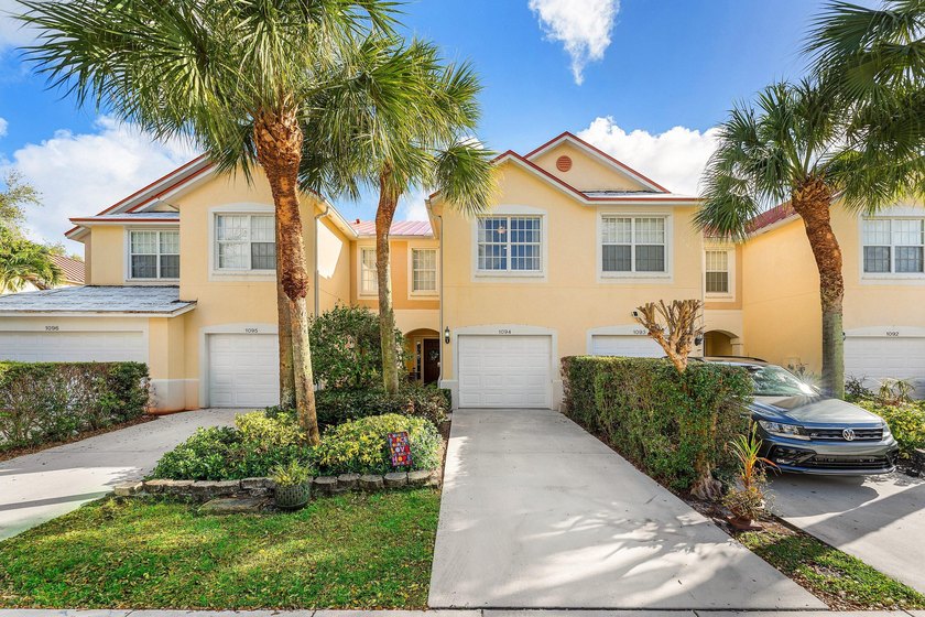 A renovated lakefront townhome with an open floor plan and a - Beach Townhome/Townhouse for sale in Greenacres, Florida on Beachhouse.com