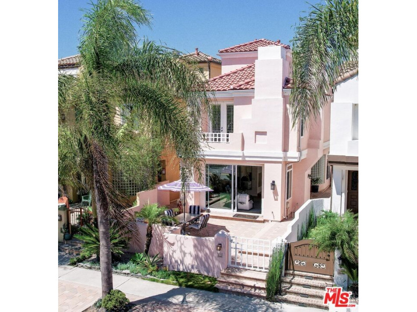 Nestled on a tranquil and picturesque street, this exceptional - Beach Home for sale in Huntington Beach, California on Beachhouse.com