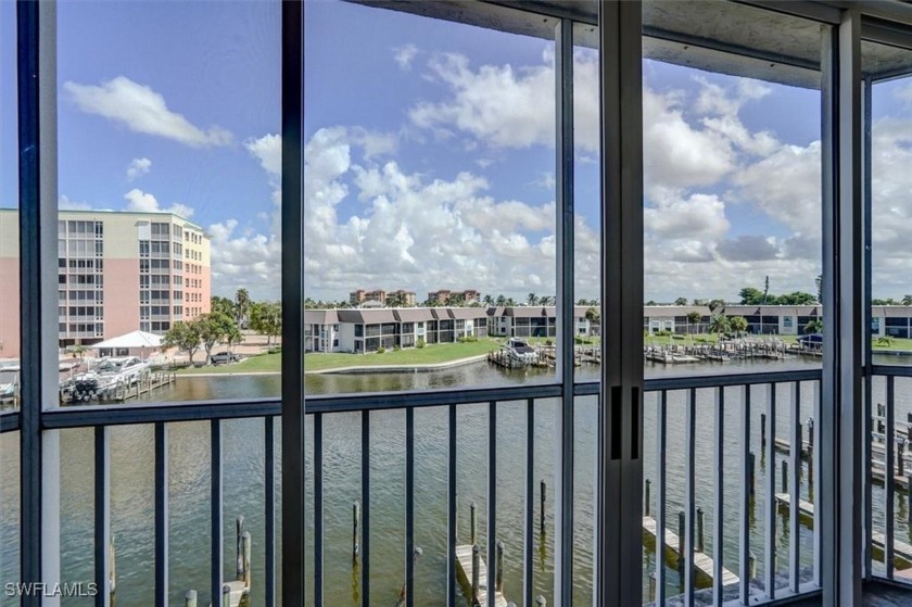 ATTENTION BOATERS:  this BEAUTIFULLY UPDATED unit with (2 - Beach Condo for sale in Fort Myers Beach, Florida on Beachhouse.com