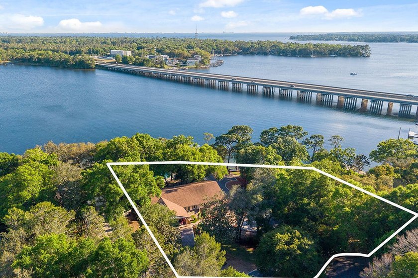 Own a piece of paradise! This is the waterfront lifestyle so - Beach Home for sale in Niceville, Florida on Beachhouse.com