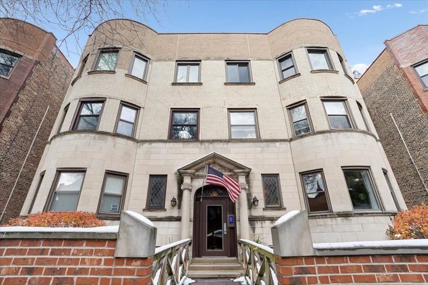 Beautiful 3 bedroom 1.5 bedroom high first-floor condo at Alta - Beach Condo for sale in Chicago, Illinois on Beachhouse.com