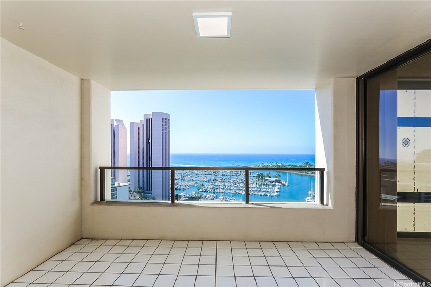 2611 is a bright, sunny, and spacious 2-bedroom, 2-bathroom unit - Beach Condo for sale in Honolulu, Hawaii on Beachhouse.com