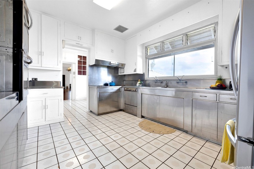 BREATHTAKING OCEAN VIEWS take center stage from the moment you - Beach Home for sale in Honolulu, Hawaii on Beachhouse.com