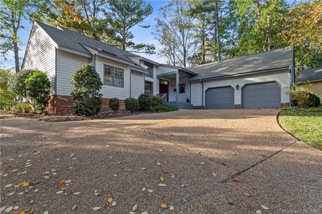 Situated on a beautiful cul-de-sac lot on the 11th green of the - Beach Home for sale in Williamsburg, Virginia on Beachhouse.com