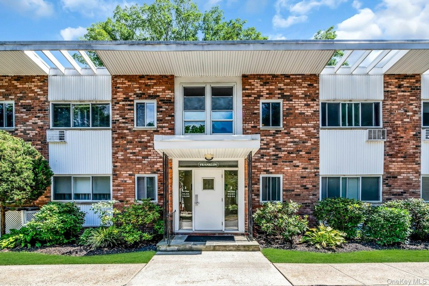 Bright and stylish corner unit featuring vaulted ceilings - Beach Home for sale in Oyster Bay, New York on Beachhouse.com