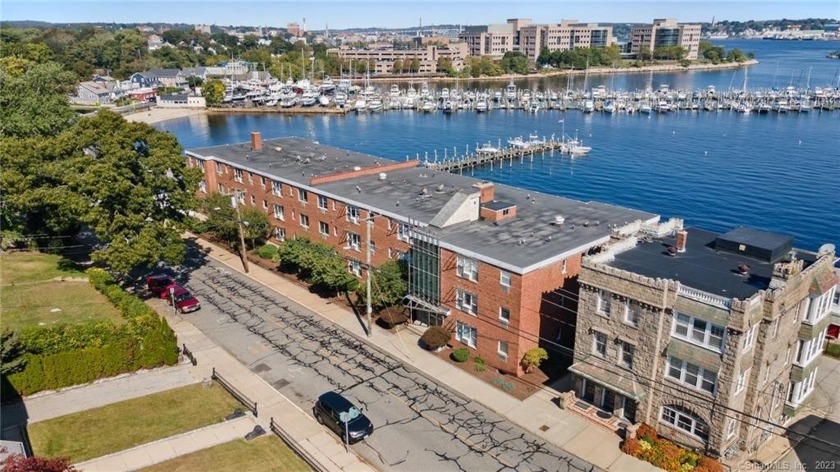 Fantastically well kept & affordable Condo here! The Harbor Club - Beach Condo for sale in New London, Connecticut on Beachhouse.com