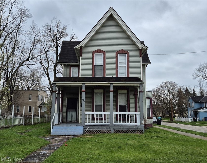 ncredible opportunity in Slavic Village! This spacious - Beach Home for sale in Cleveland, Ohio on Beachhouse.com