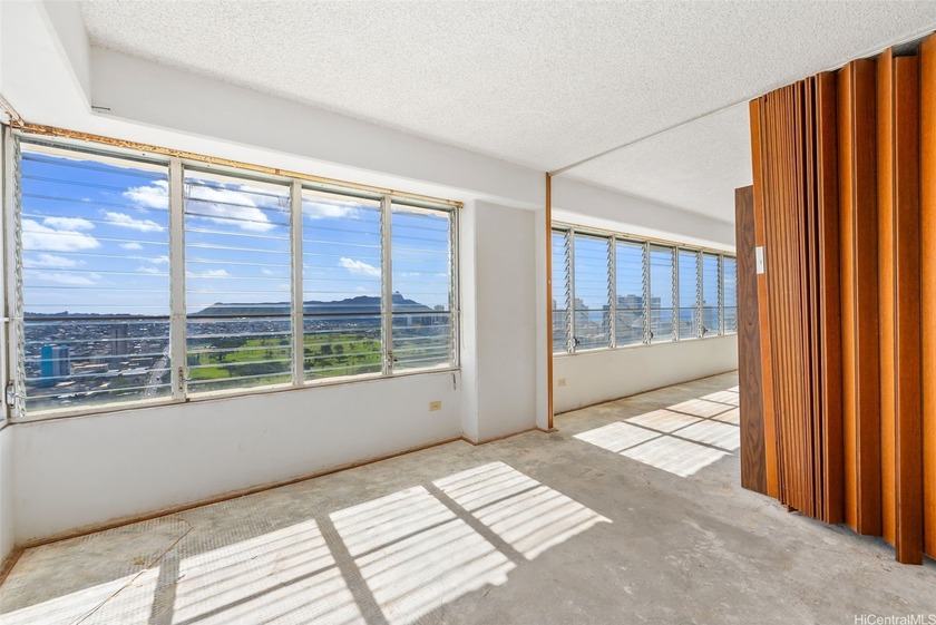 1BR/1BA high floor corner unit in desirable town location with - Beach Condo for sale in Honolulu, Hawaii on Beachhouse.com