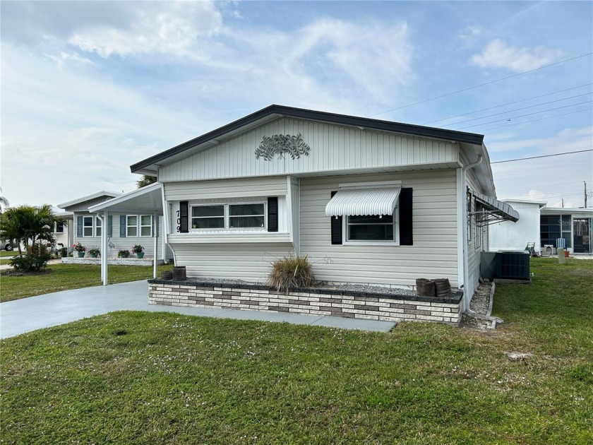 Nice 2 bedroom, 1.5 bathroom double wide, open floor plan home - Beach Home for sale in Sarasota, Florida on Beachhouse.com