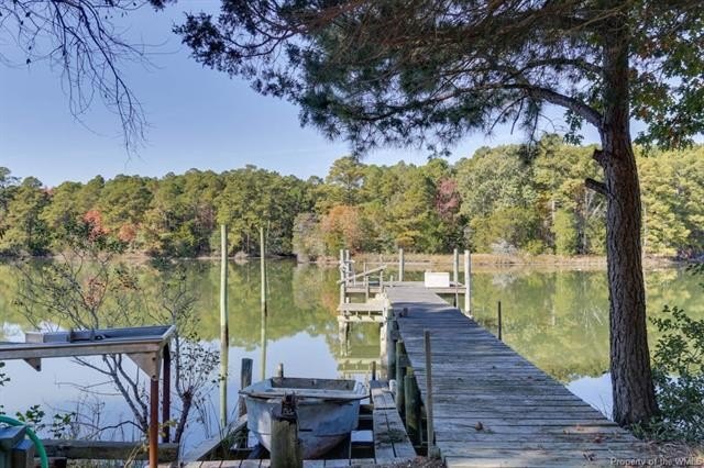 Stunning Waterfront! Bring your boat! Lots of waterfrontage - Beach Home for sale in Gloucester, Virginia on Beachhouse.com