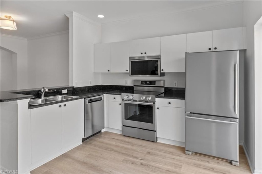 Beautifully updated 3 bedroom 2.5 bath townhouse in a terrific - Beach Condo for sale in Naples, Florida on Beachhouse.com