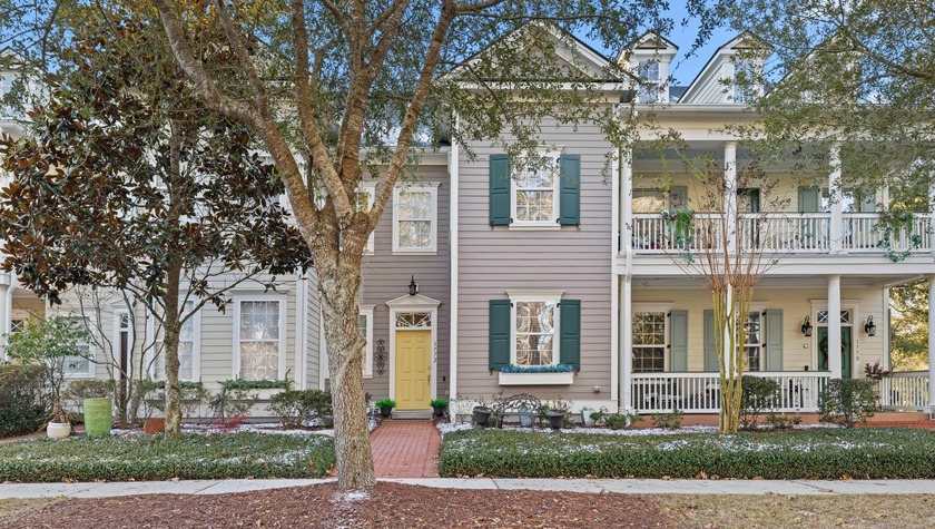 This meticulously maintained 3-bedroom, 2.5-bath townhome offers - Beach Townhome/Townhouse for sale in Mount Pleasant, South Carolina on Beachhouse.com