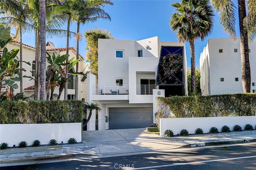 DRAMATIC MODERN ARCHITECTURE        THIS HOME CHECKS ALL THE - Beach Townhome/Townhouse for sale in Hermosa Beach, California on Beachhouse.com